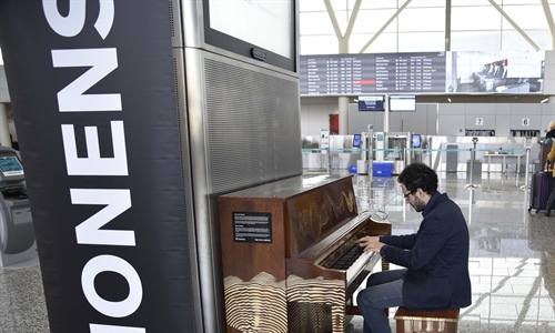 YYC Treats Passengers to Pop Up Piano Performance